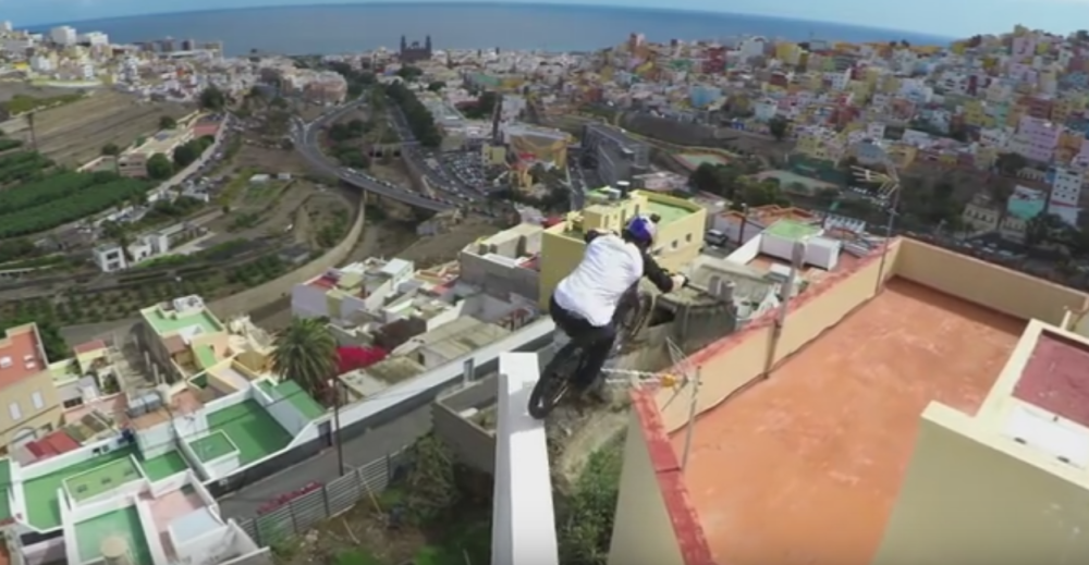 Na dva točka preko krovova! (VIDEO)