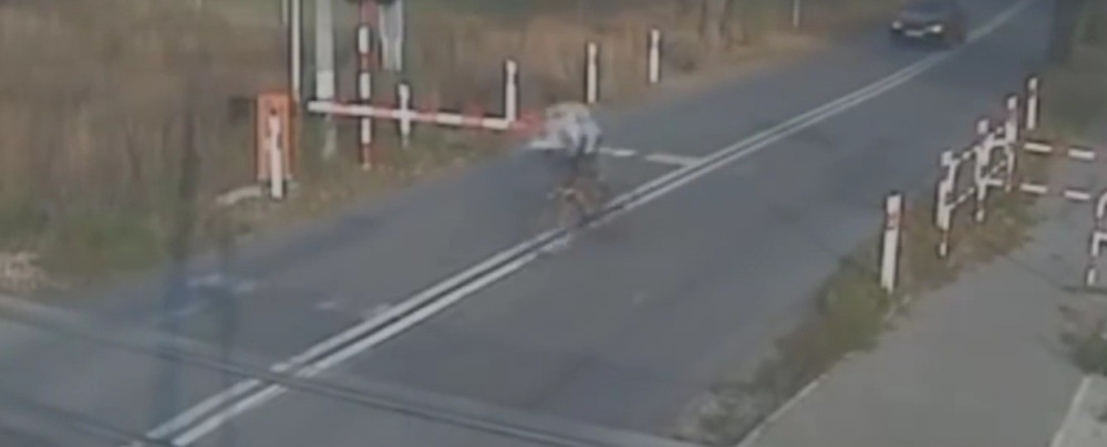 Biciklista se "sudario" sa brzim vozom! (UZNEMIRUJUĆI VIDEO)