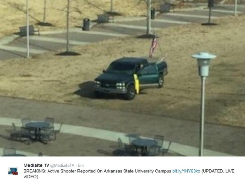 Naoružani muškarac upao na fakultet! (FOTO)