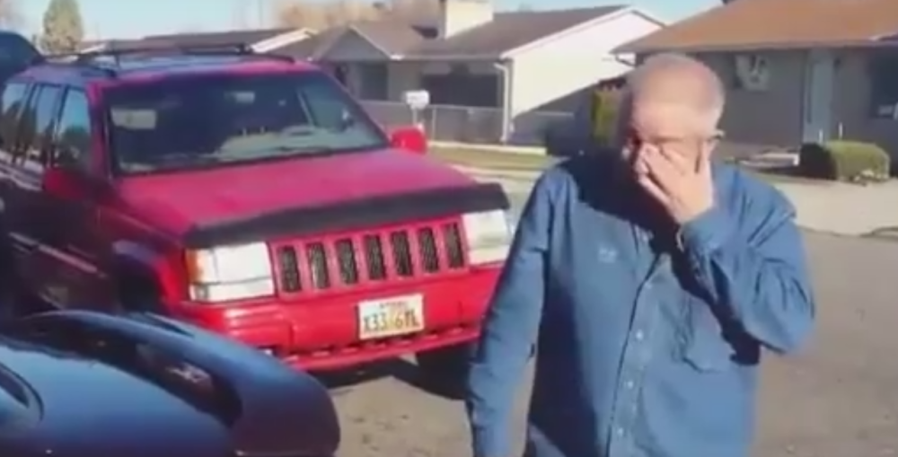 Kupili strancu automobil jer mu je pobegao autobus! (VIDEO)