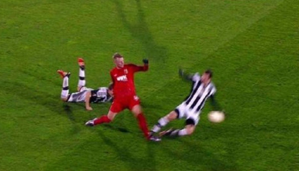 Džigi slomio nogu fudbaleru Augzburga! (FOTO)