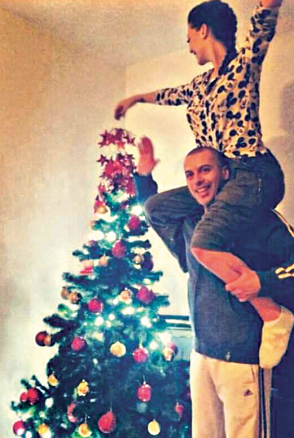 Topalko sa ćerkom okitio jelku