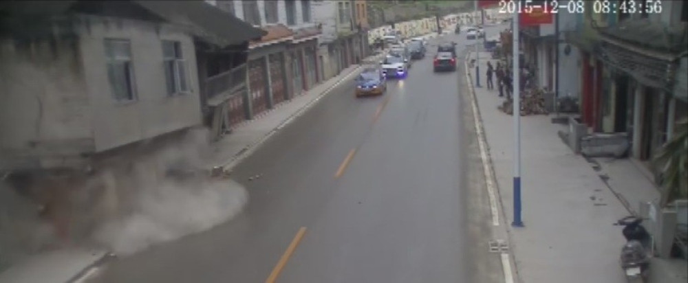 Kuće se srušile na drum (VIDEO)