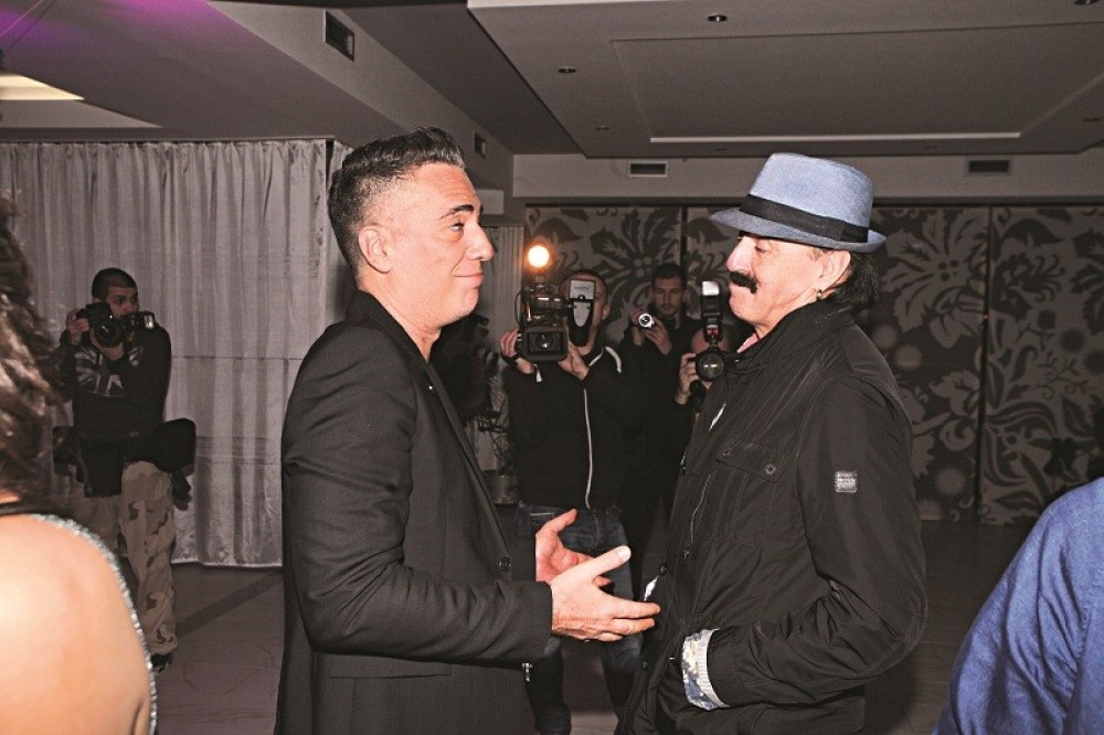 Željko sa prijateljima peva za Jadranku Stojaković