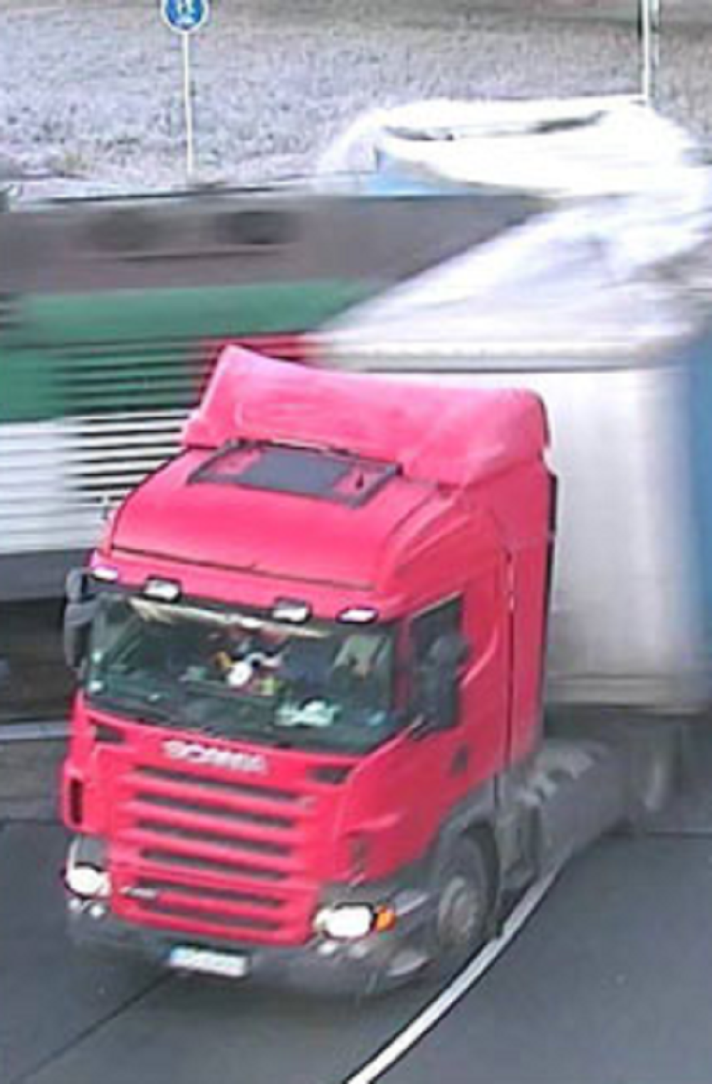 Voz u punoj brzini oduvao šleper! (VIDEO)