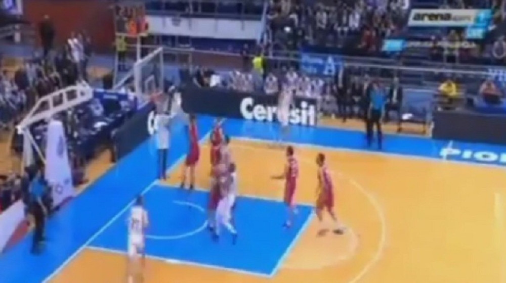 Brutalno zakucavanje Partizanovog pleja!