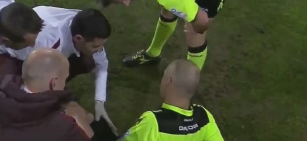 Prekidaj utakmicu, srušio se sudija! (VIDEO)
