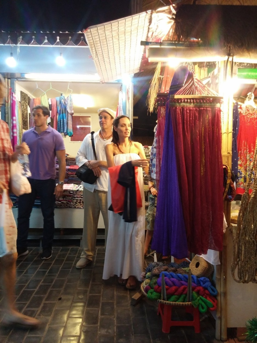 Anđa i Bred se oblače na pijaci (FOTO)