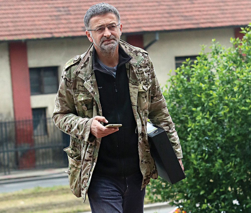 Cvija zbog dugova ostao i bez telefona!