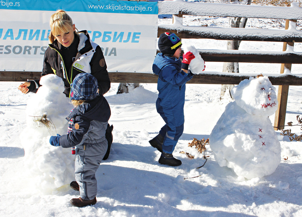 Voditeljke uživale sa decom na snegu