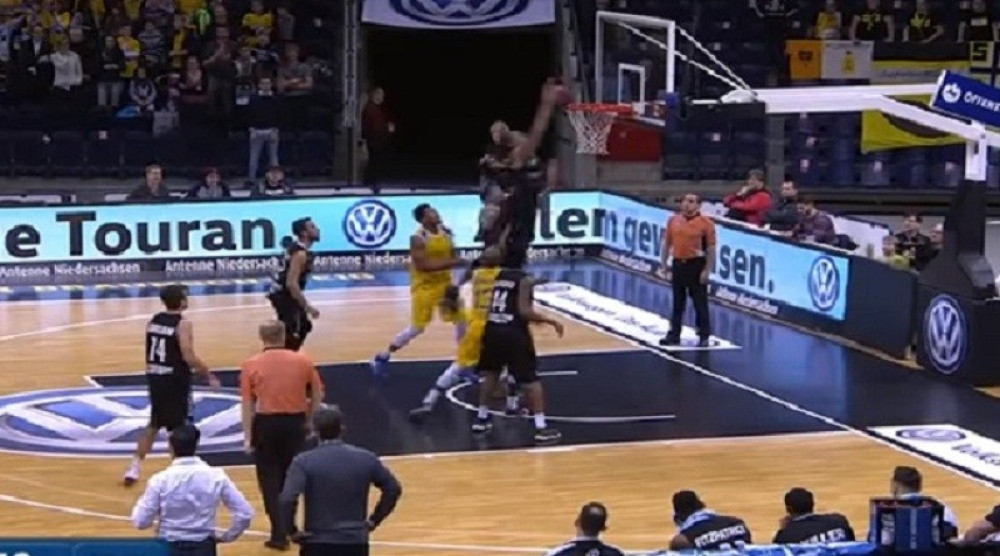 Efektno zakucao u svoj koš! (VIDEO)