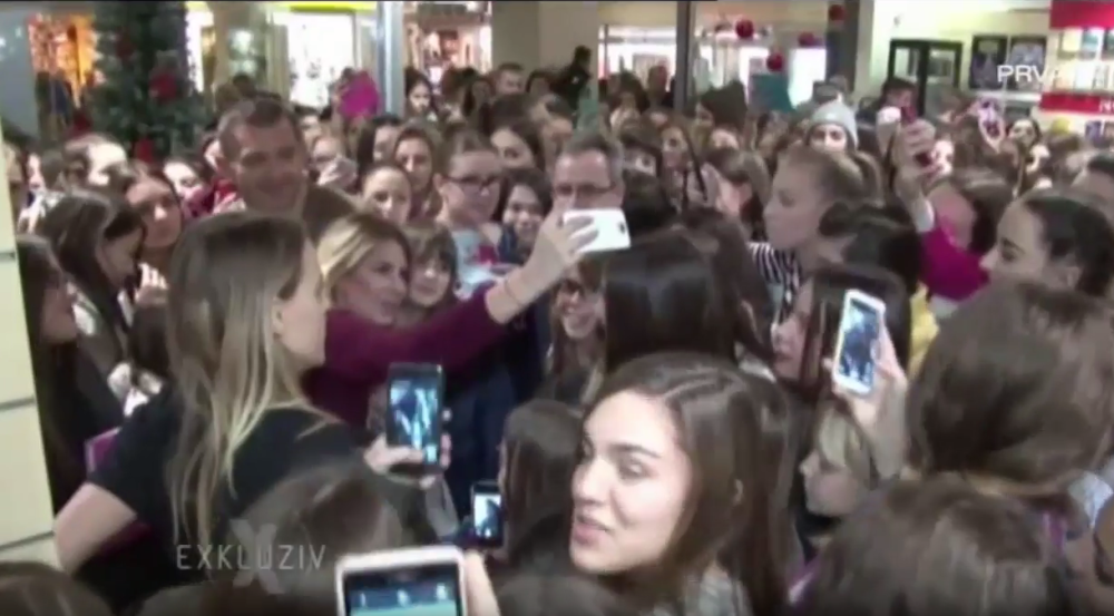 Bosanci odlepili za Zoranom i njenom knjigom! (VIDEO)