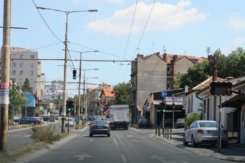 Kamionom polomio 11 stubova i pobegao!