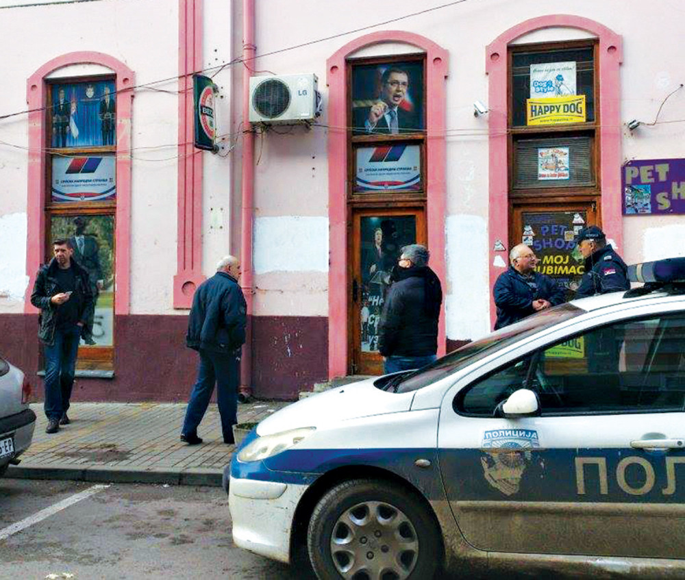 Aleksandar Vučić razlupao prostorije SNS