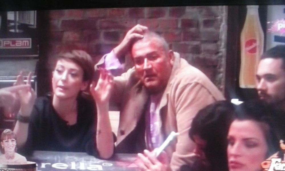 Maca mokrio u bure gde se farmeri kupaju! (VIDEO)