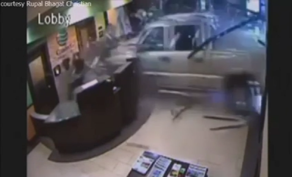 Iznervirao se zbog računa, pa kamionetom ušao u hotel (VIDEO)