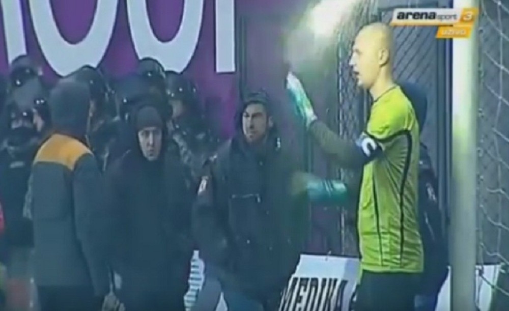 "Delije" umalo pogodile bakljom golmana Javora (VIDEO)