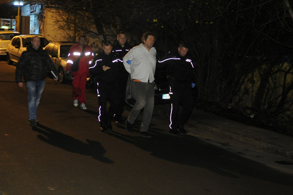 Policija uhvatila muža kako bode ženu u grudi!