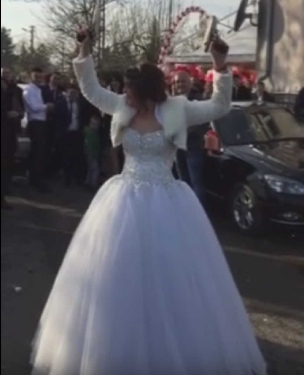 Mlada se baš raspištoljila (VIDEO)