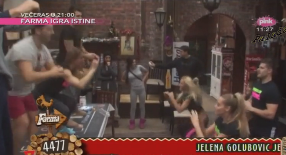 Ovakvo buđenje još niste videli na farmi (VIDEO)