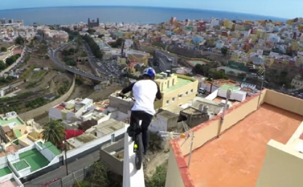 Preskakao krovove na bajsu! (VIDEO)