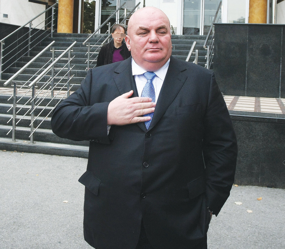 Palma: Prodajte fotelje, dajte pare sirotinji!