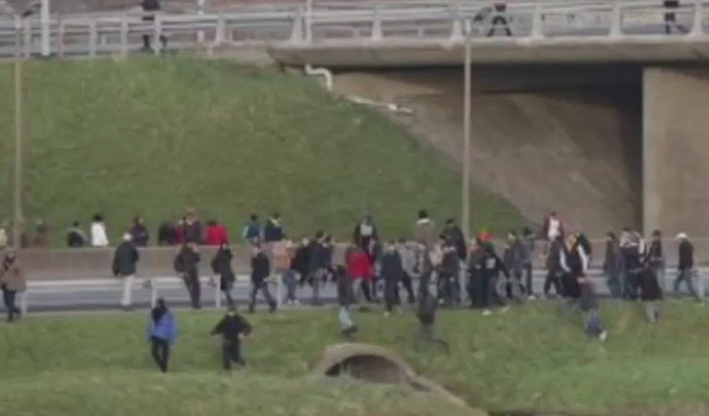 Migranti pokušali da uđu u tunel ispod Lamanša (VIDEO)