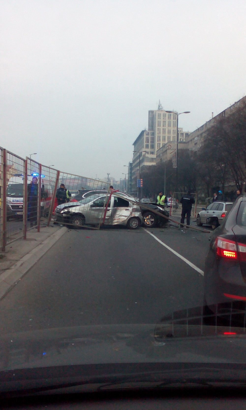 Sudarili se, pa razvalili ogradu (FOTO)