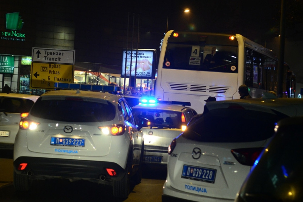 Prevrnuo se automobil u centru grada, najmanje petoro povređeno