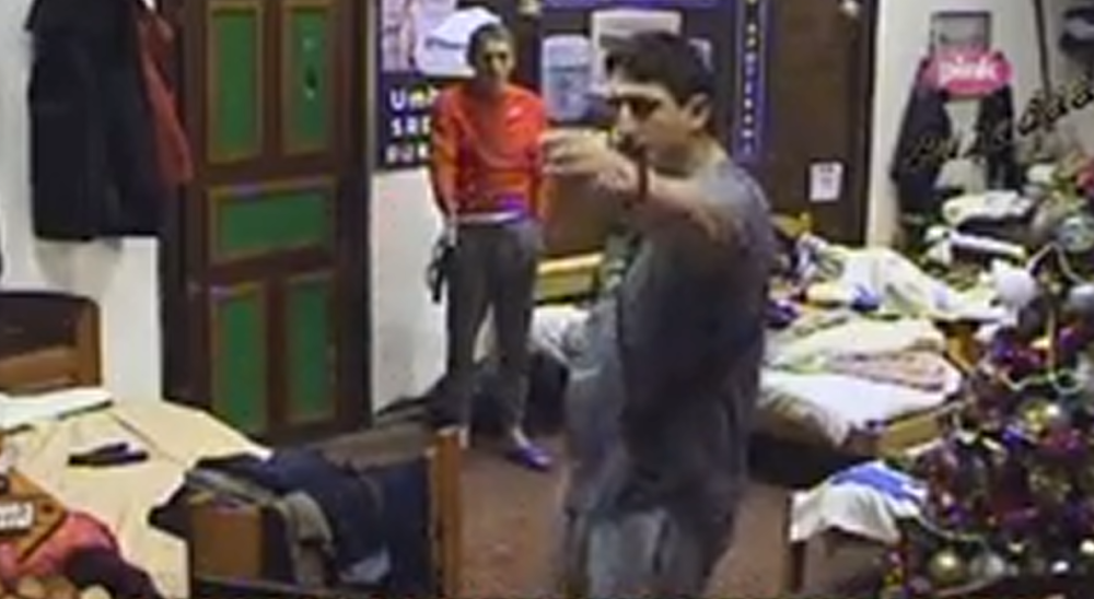 Dok se Jelena i Mića prepiru, Kristijan lomi stolicu! (VIDEO)