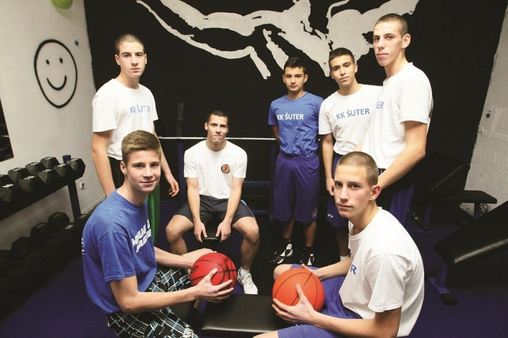 Košarkom otima decu od ulice i od njih pravi ljude!