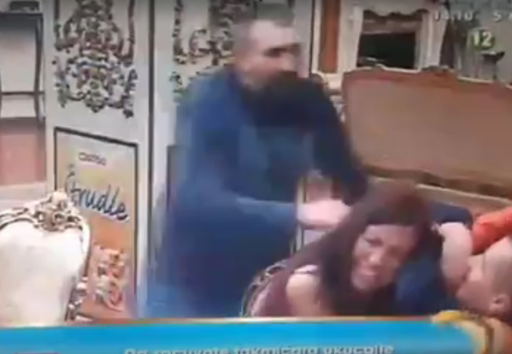 Matora udarala i čupala Ajfonku za kosu! (VIDEO)