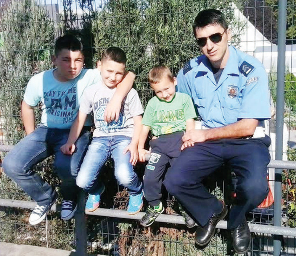 Deda zaštitio unuka od smrti