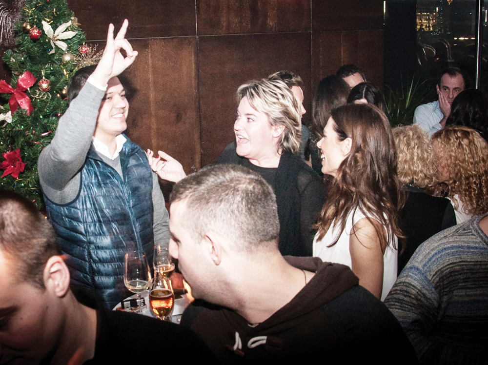 Dok Bojana čuva dete, njen muž se provodi (FOTO)