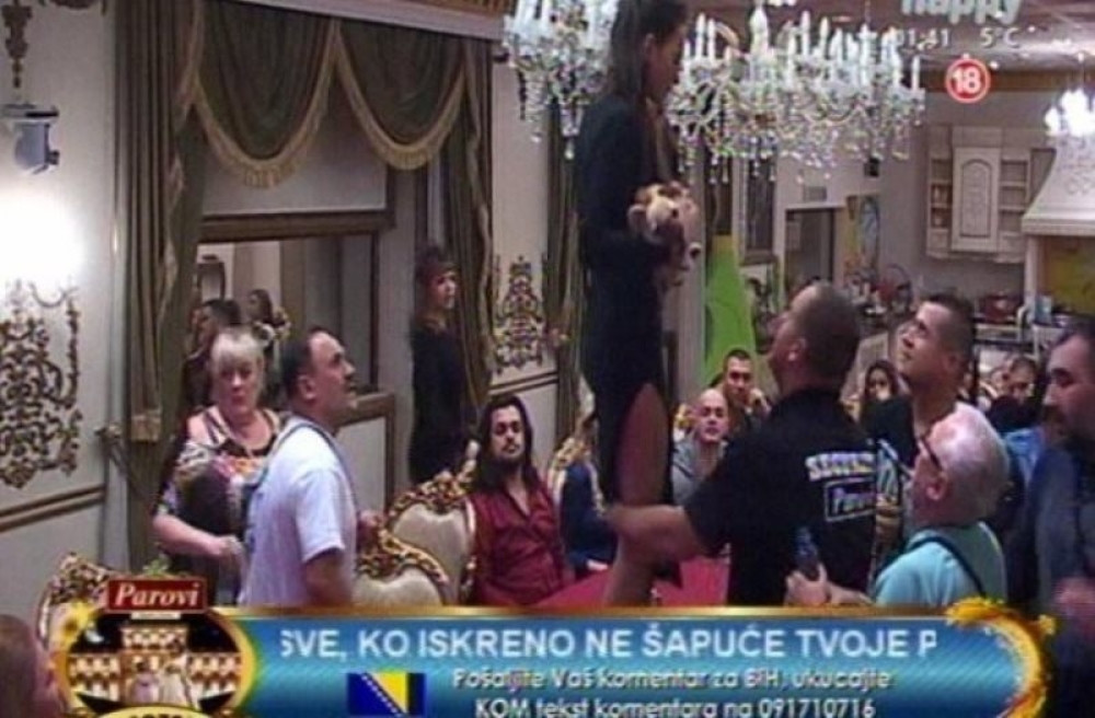 Ružica se okačila o luster (VIDEO)