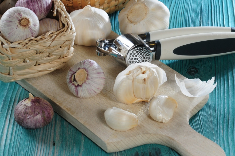 U šolju mleka dodao 4 čena BELOG LUKA: Rešio se zdravstvenog problema koji muči čak 80 odsto ljudi!