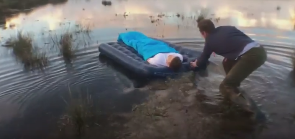 Usnulog druga na dušeku pustili niz vodu (VIDEO)