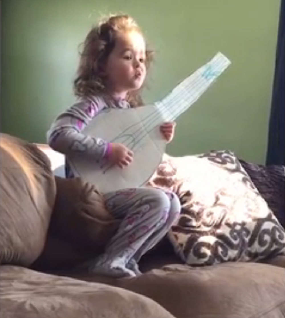 Klinka s kartonskom gitarom skinula Adel! (VIDEO)