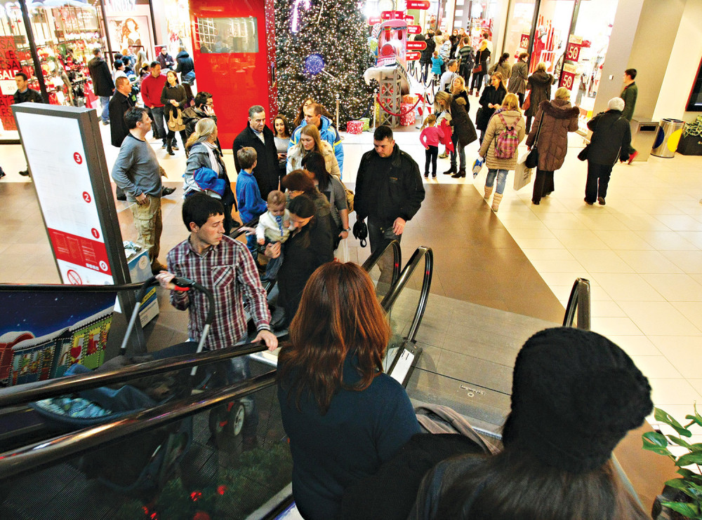 Devojke kupe pa vrate haljinu, a kad čujete šta rade sa njima, više nikad NEĆETE PROBATI ODEĆU PO BUTICIMA!