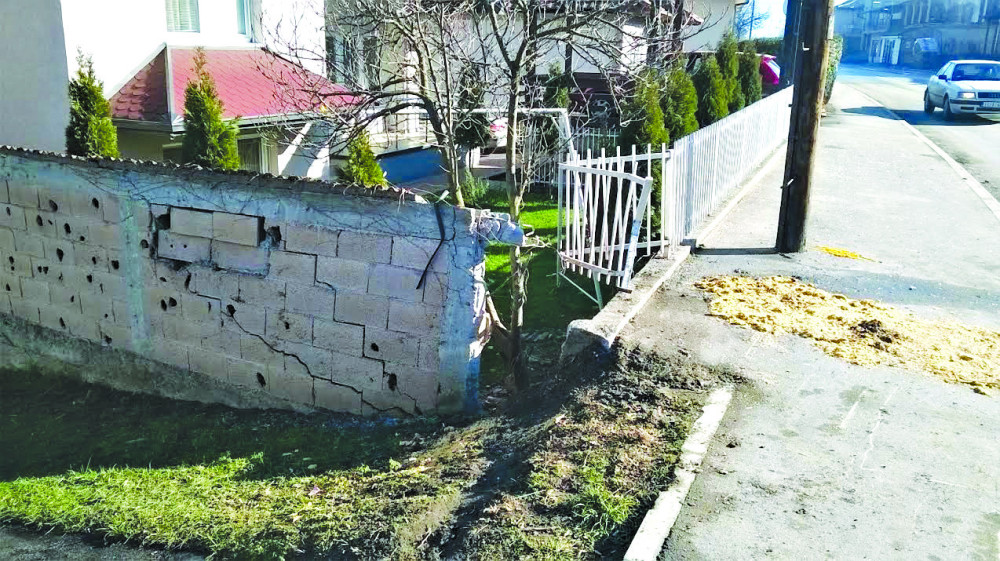 Policajac iskrvario u smrskanom automobilu