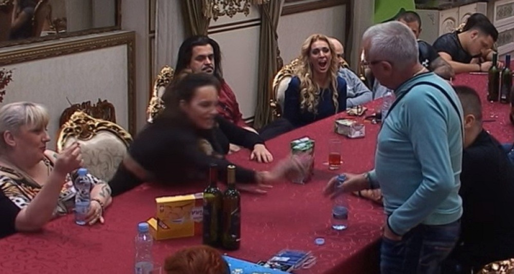 Ružica optužila Eru da ju je pipkao, pa ga ispolivala! (VIDEO)