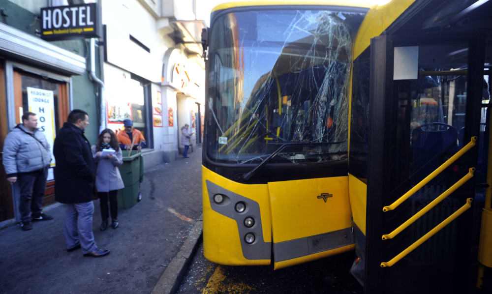 Autobus prošao kroz crveno i ubio staricu (VIDEO)