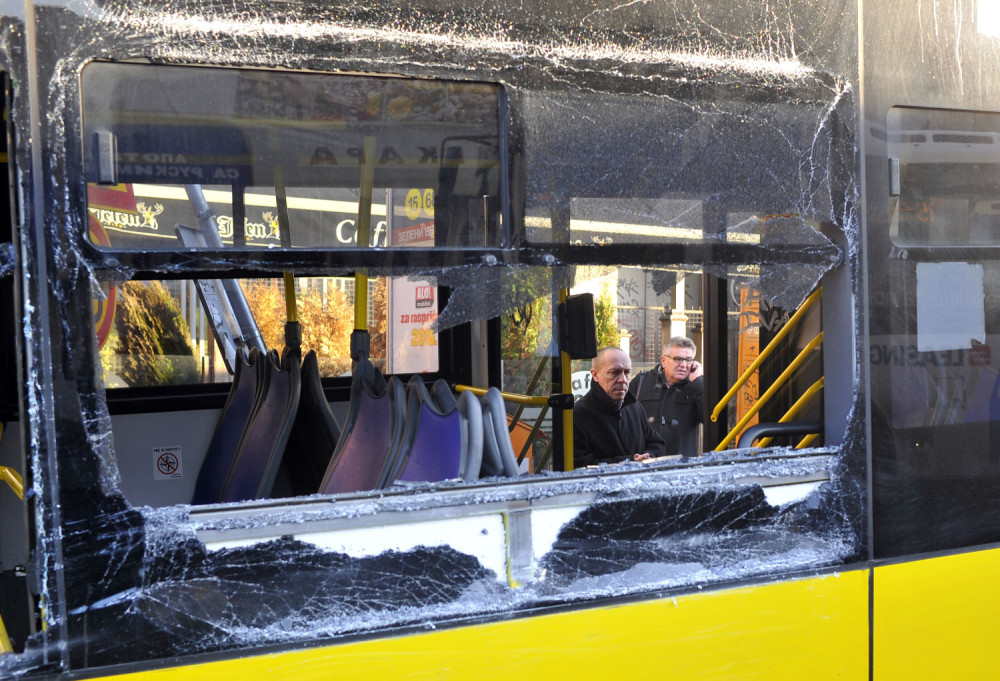 Vozaču autobusa pozlilo, sleteo s puta