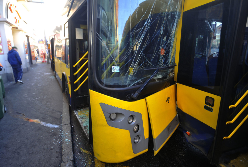 Autobus stajao na semaforu, drugi se ZAKUCAO u njega!