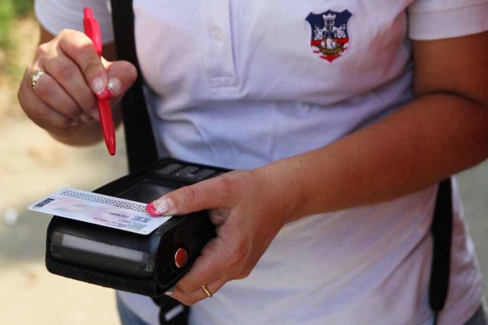 Kontrolor pretučen bokserom