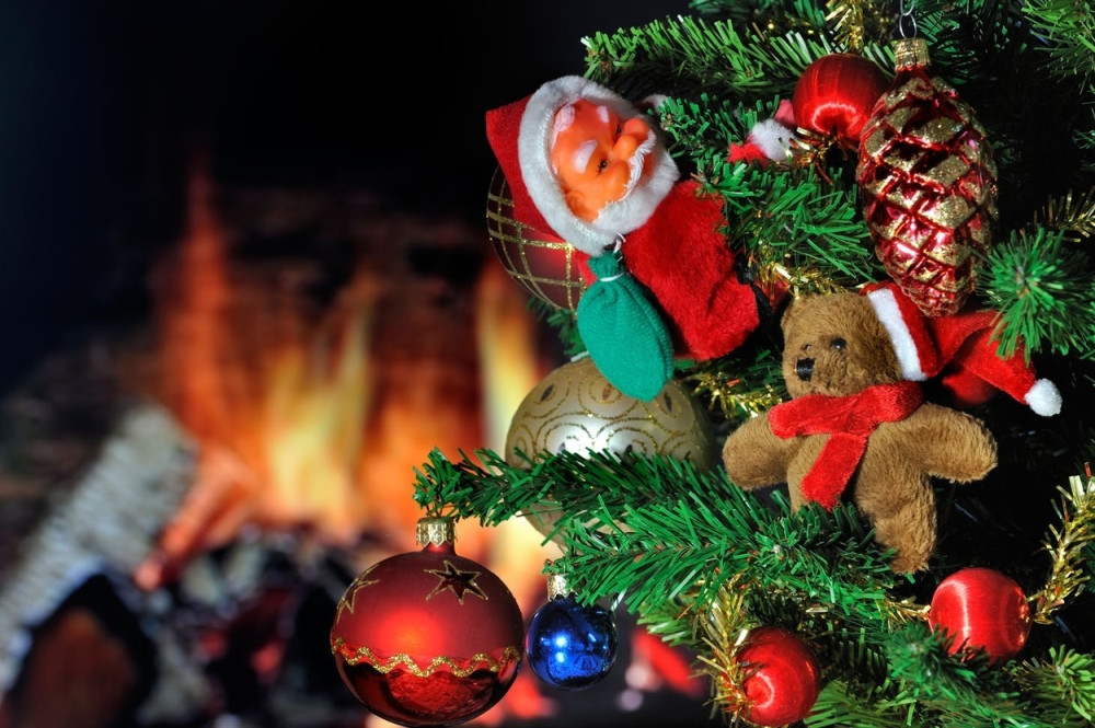 Ispod jelke u jednoj BEOGRADSKOJ FIRMI osvanula cedulja sa SRCEPARAJUĆOM ŽELJOM (FOTO)