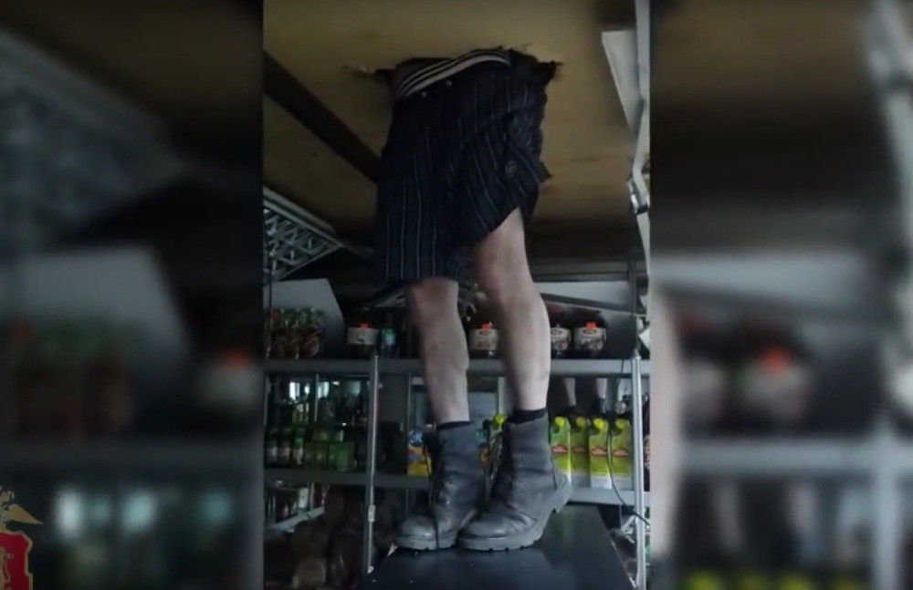 Lopov se zaglavio u plafonu! (VIDEO)