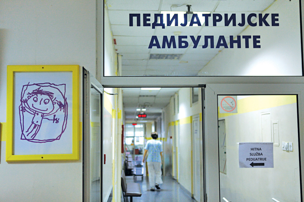 Roditelji bdiju nad decom na raspalim stolicama