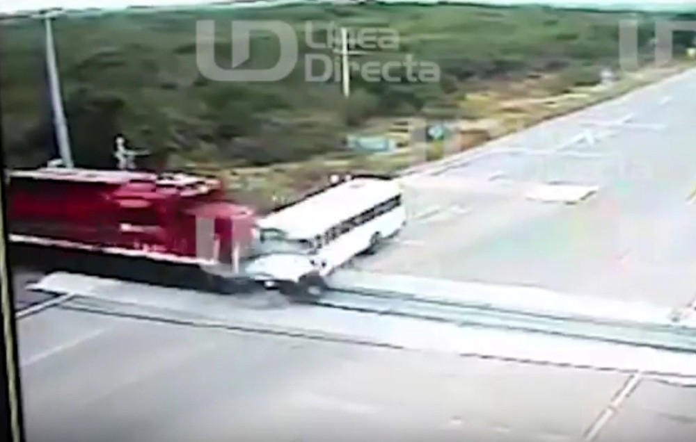 Najmanje četvoro mrtvih u sudaru voza i autobusa (VIDEO)