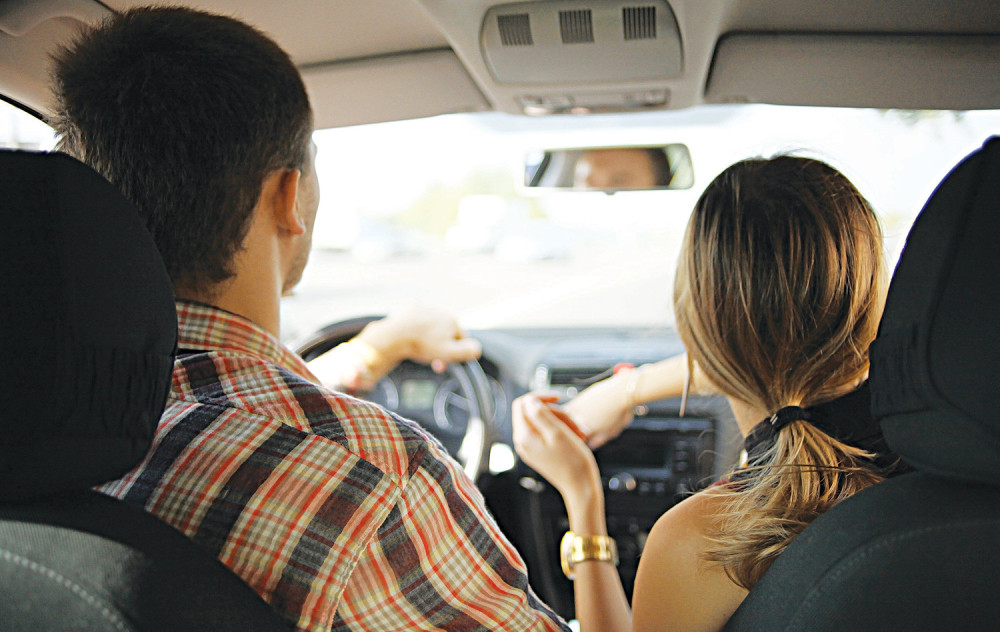 Advokat ženinom glavom razlupao auto!